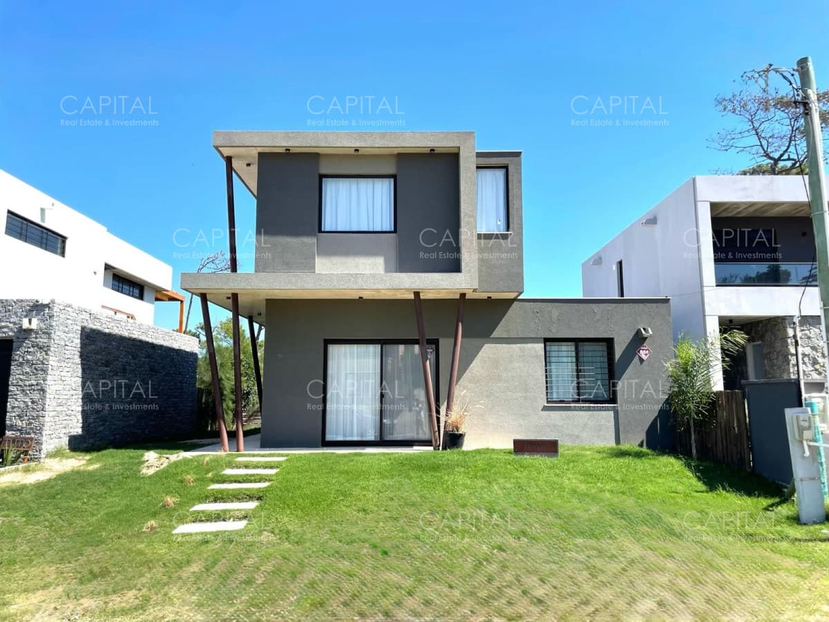 Casa en venta en Montoya a 1 cuadra del mar con piscina