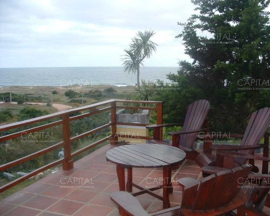 Casa en Punta Ballena en Venta de cuatro dormitorios con vista al mar.