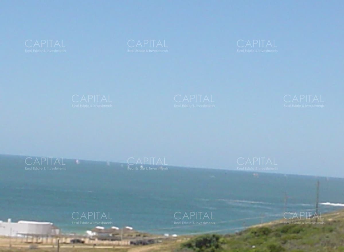 Casa en Punta Ballena en Venta de cuatro dormitorios con vista al mar.