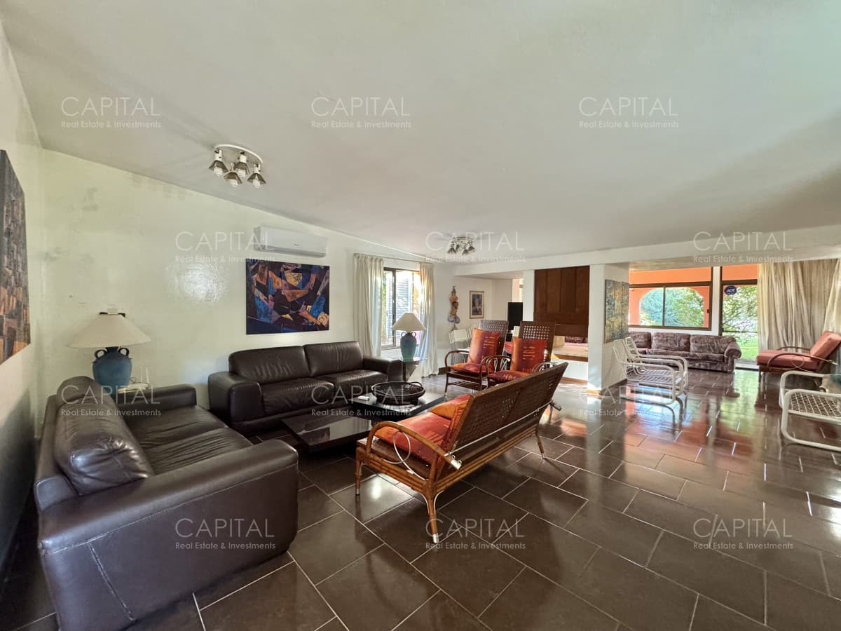 Casa en Venta de Cinco  Dormitorios en Playa MAnsa