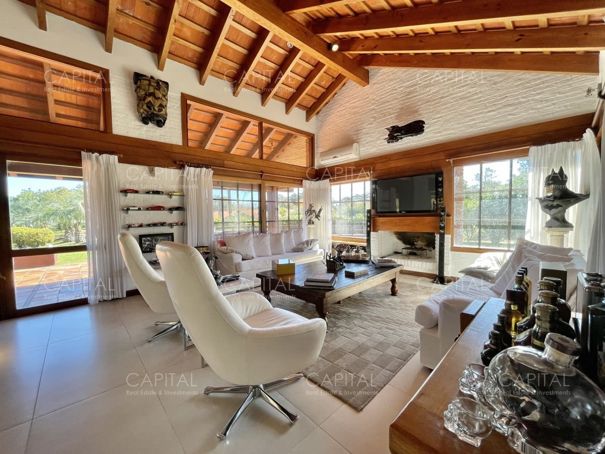 Espectacular Casa en Venta Playa Mansa con Pisicina