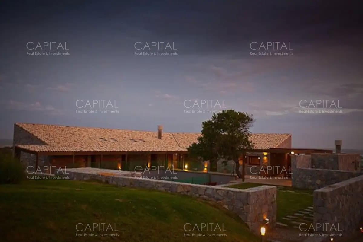 Casa de ocho dormitorios en Jose Ignacio en Barrio Privado Club de Mar en Alquiler