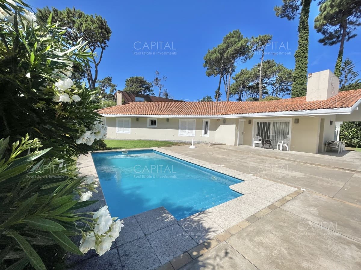 Casa en Venta de Cuatro Dormitorios  en Lugano