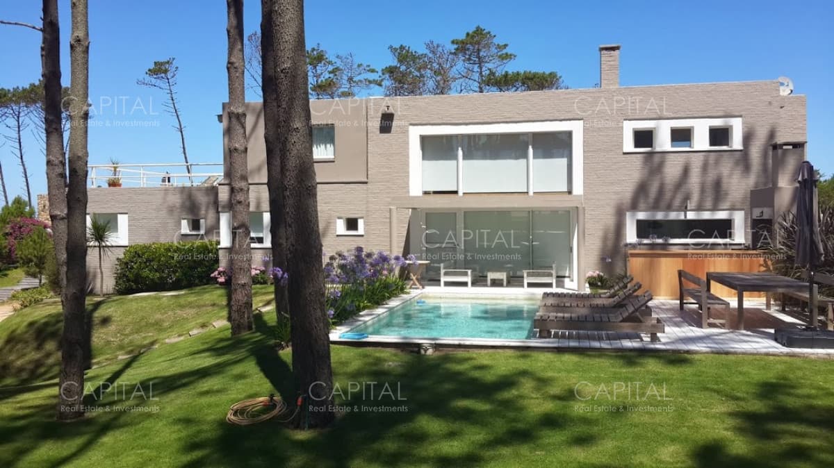 Excelente casa de Cinco Dormitorios en Laguna Blanca