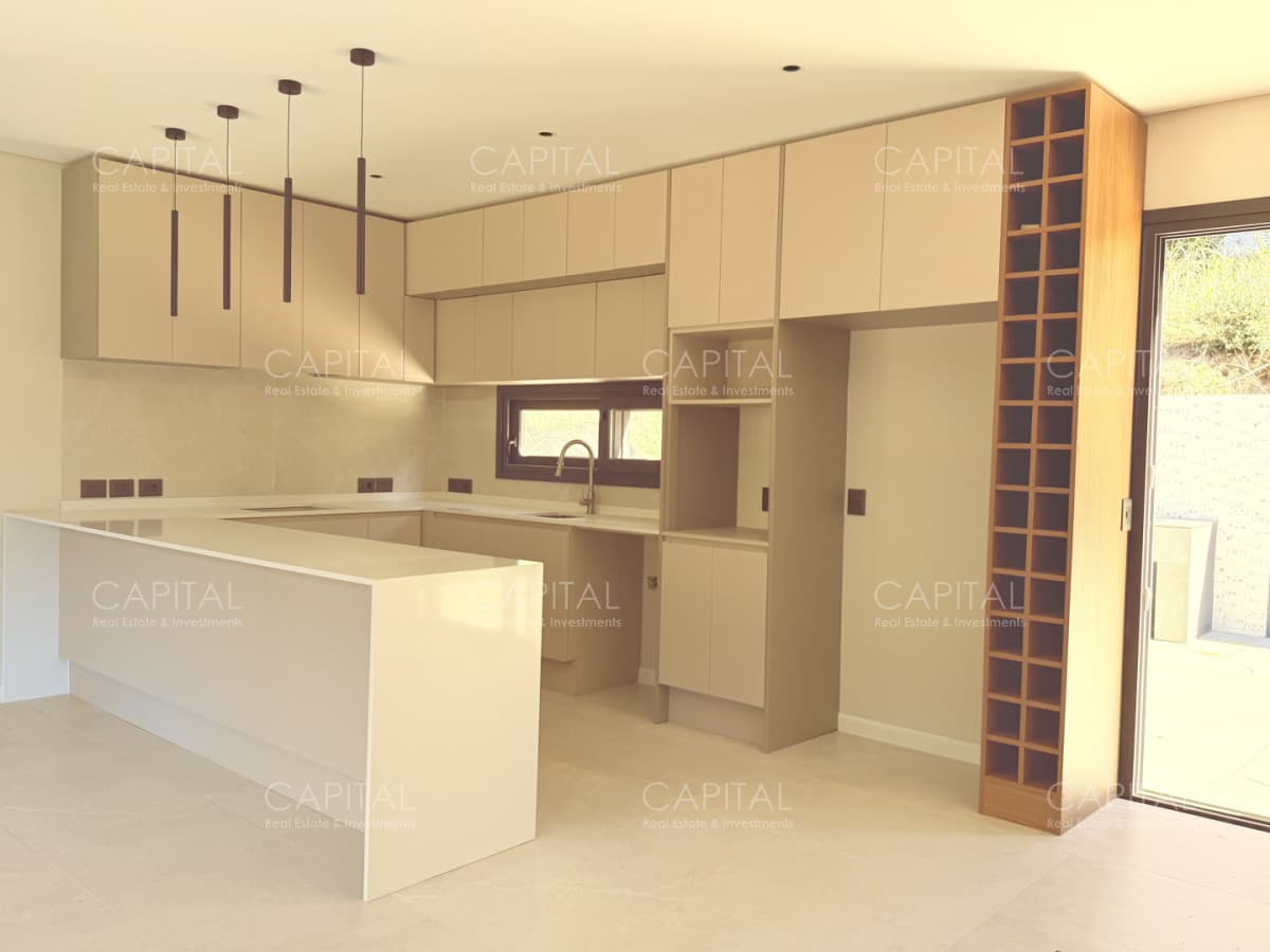 Casa 4 dormitorios VENTA de cualidad superior y ventanas de Europa
