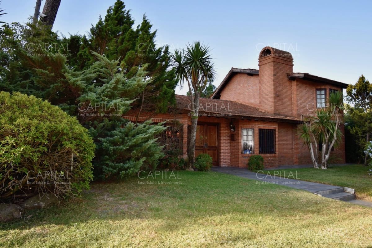 Casa en Playa Mansa de Cuatro Dormitorios en Venta Punta del Este