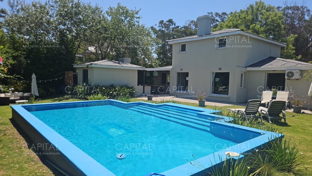 Casa tres dormitorios y servicio con jardín cercado, piscina climatizada en La Barra
