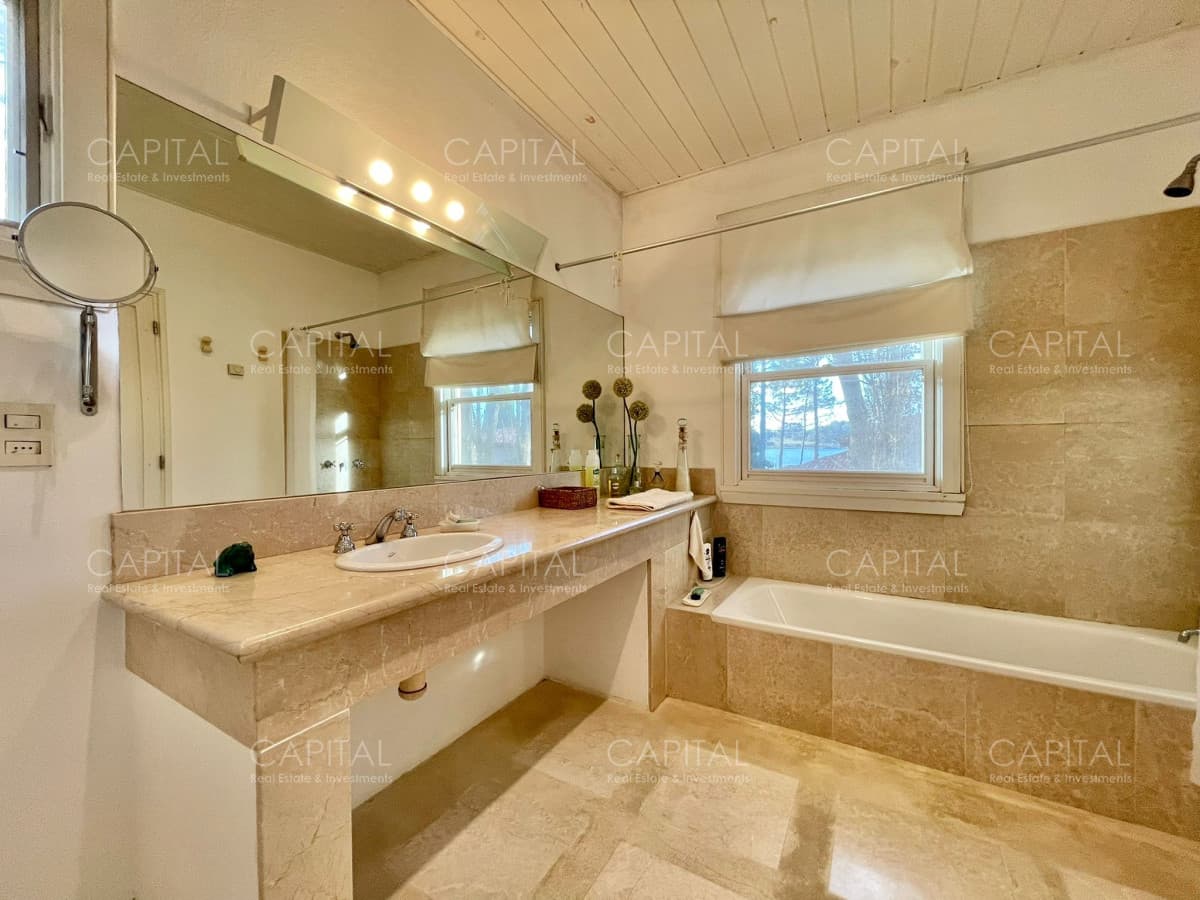 Laguna Blanca Barrio Privado Casa Grande en Venta