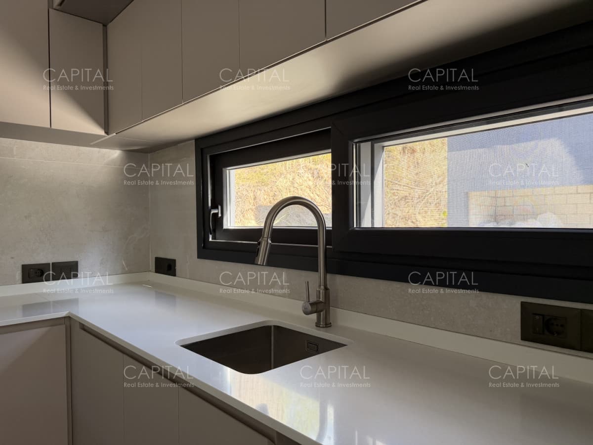 Casa 4 dormitorios VENTA de cualidad superior y ventanas de Europa