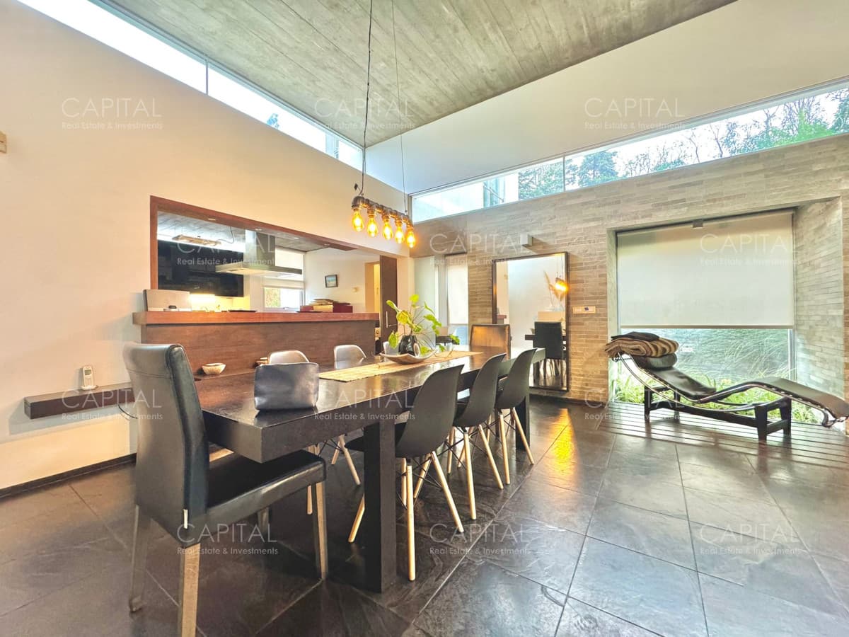 Moderna Casa San Rafael en Venta