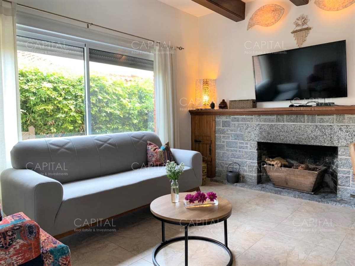 Casa en la Península de Punta del Este en Venta - Seis Dormitorios y Piscina