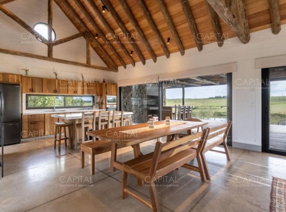 Casa de 5 dormitorios con piscina en barrio privado