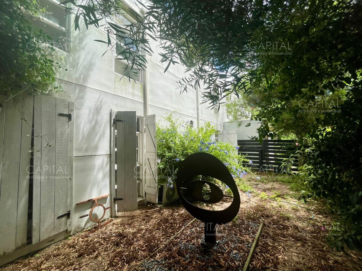 Casa con jardín en La Barra muy bien ubicada