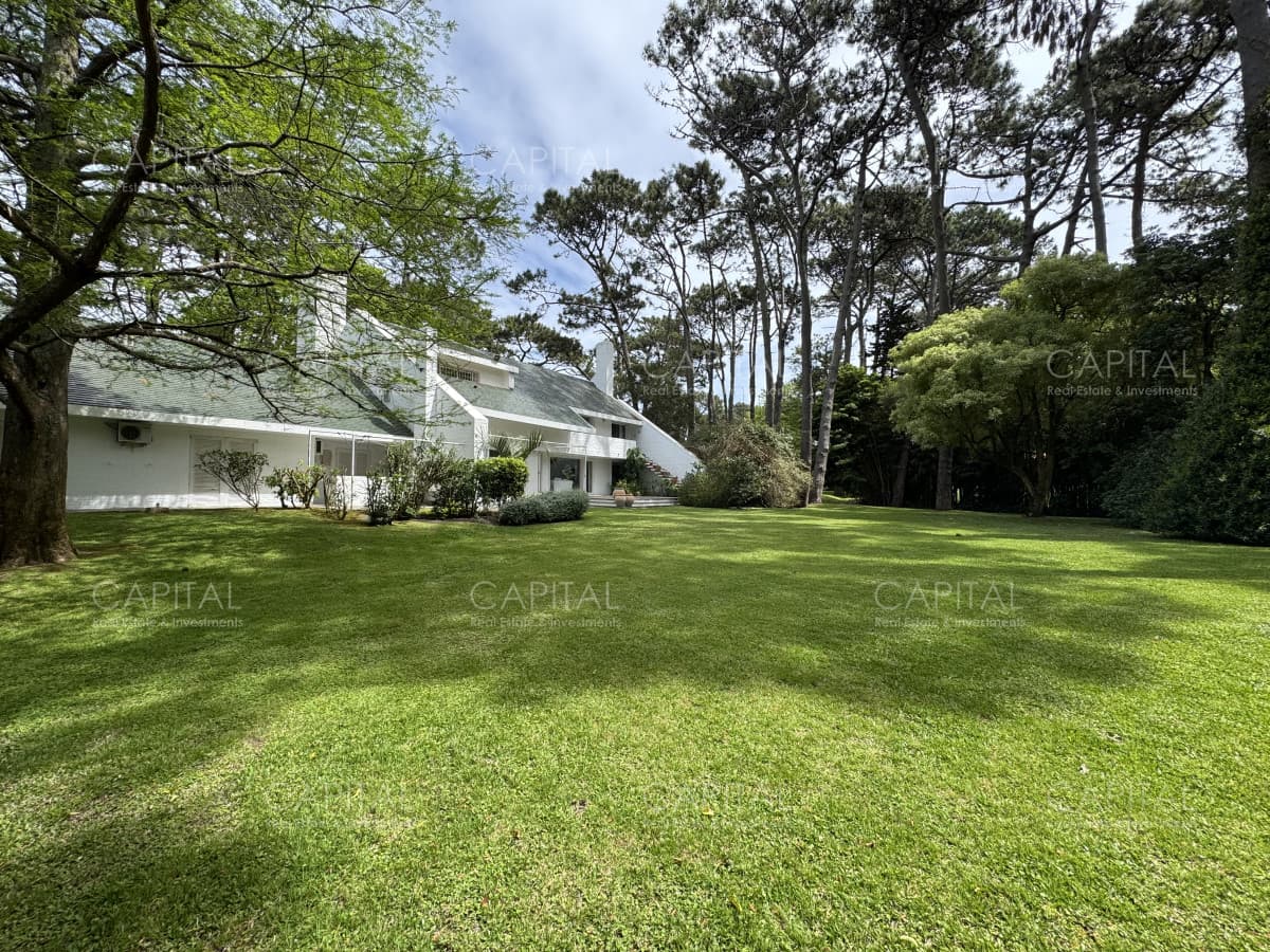 Casa en Venta de Cinco Dormitorios en  San Rafael