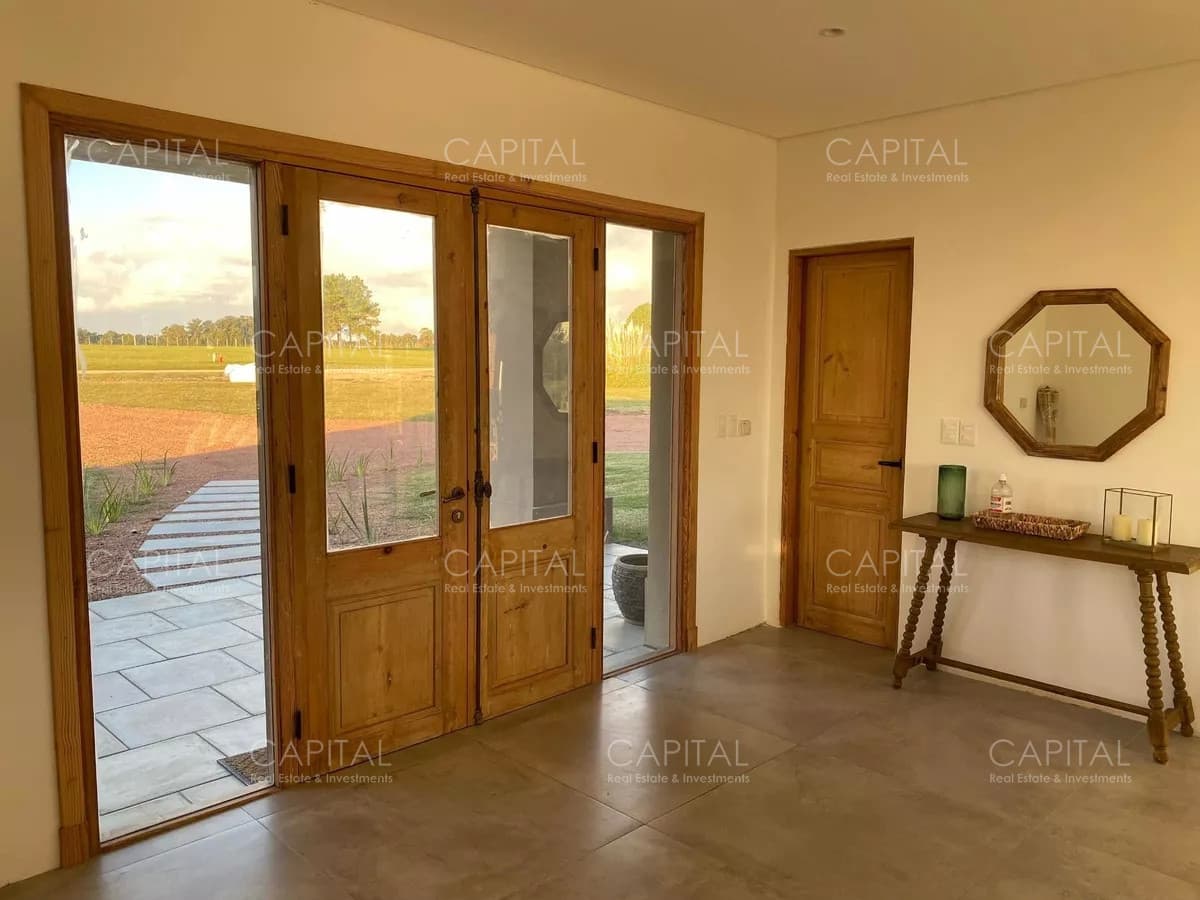 Casa moderna de cuatro dormitorios y dependencia de servicio, parrillero y piscina climatizada en venta en barrio privado El Quijote, La Barra