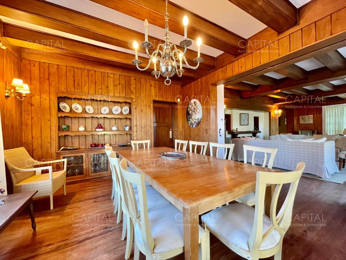 Excelente Casa de Cinco Dormitorios en Venta - Golf Punta del Este