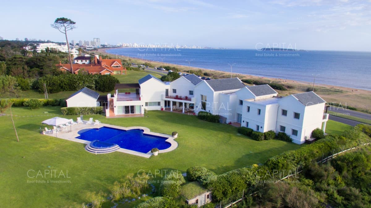 Imponente Residencia frente a Playa Mansa, Punta del Este.