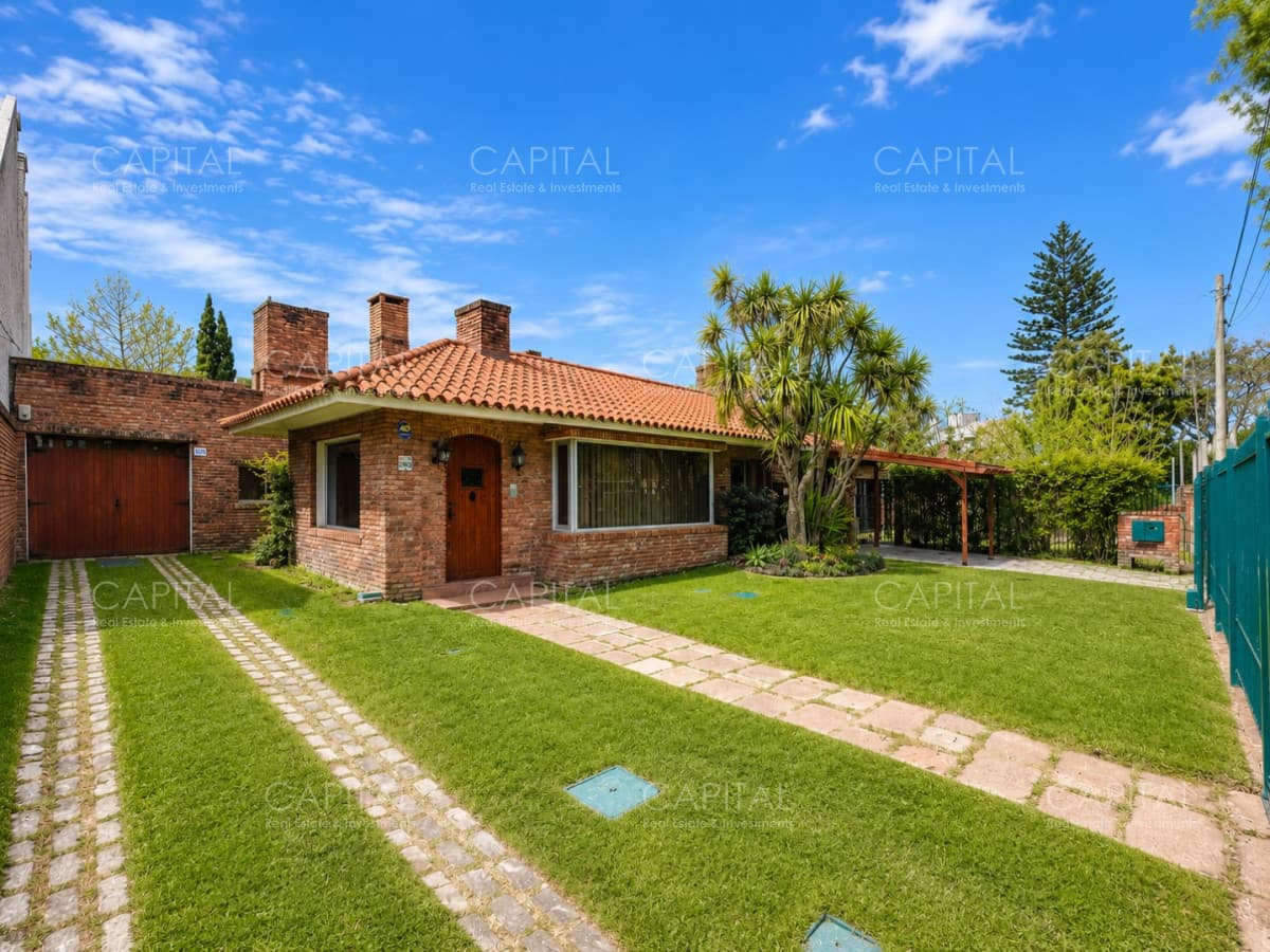 Casa de cuatro dormitorios y dependencia de servicio en venta zona Punta Gorda