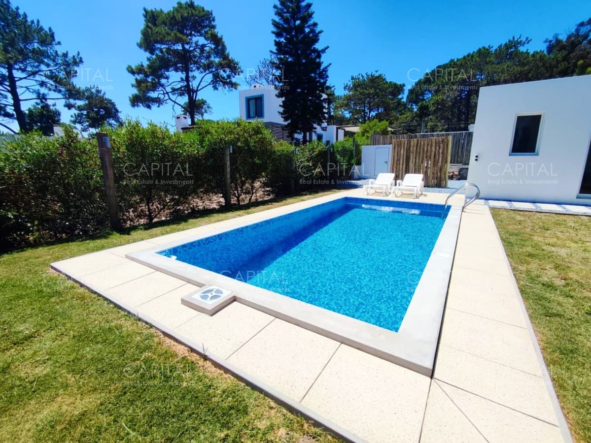 Casa en venta en La Barra con piscina y parrillero
