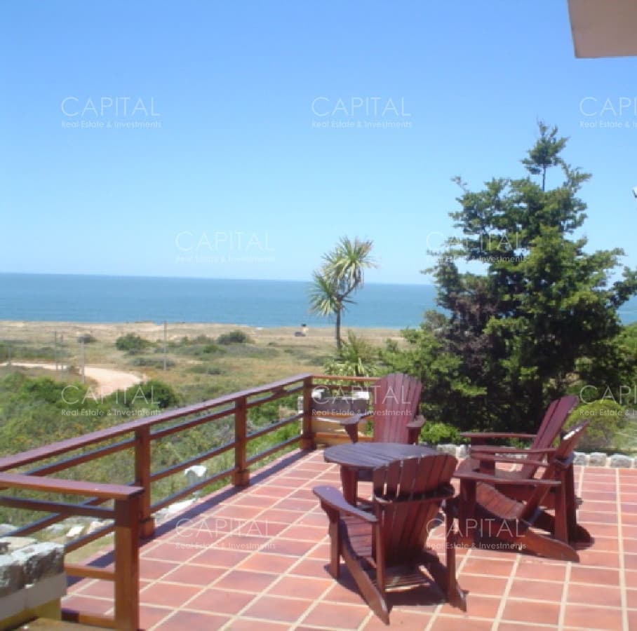 Casa en Punta Ballena en Venta de cuatro dormitorios con vista al mar.