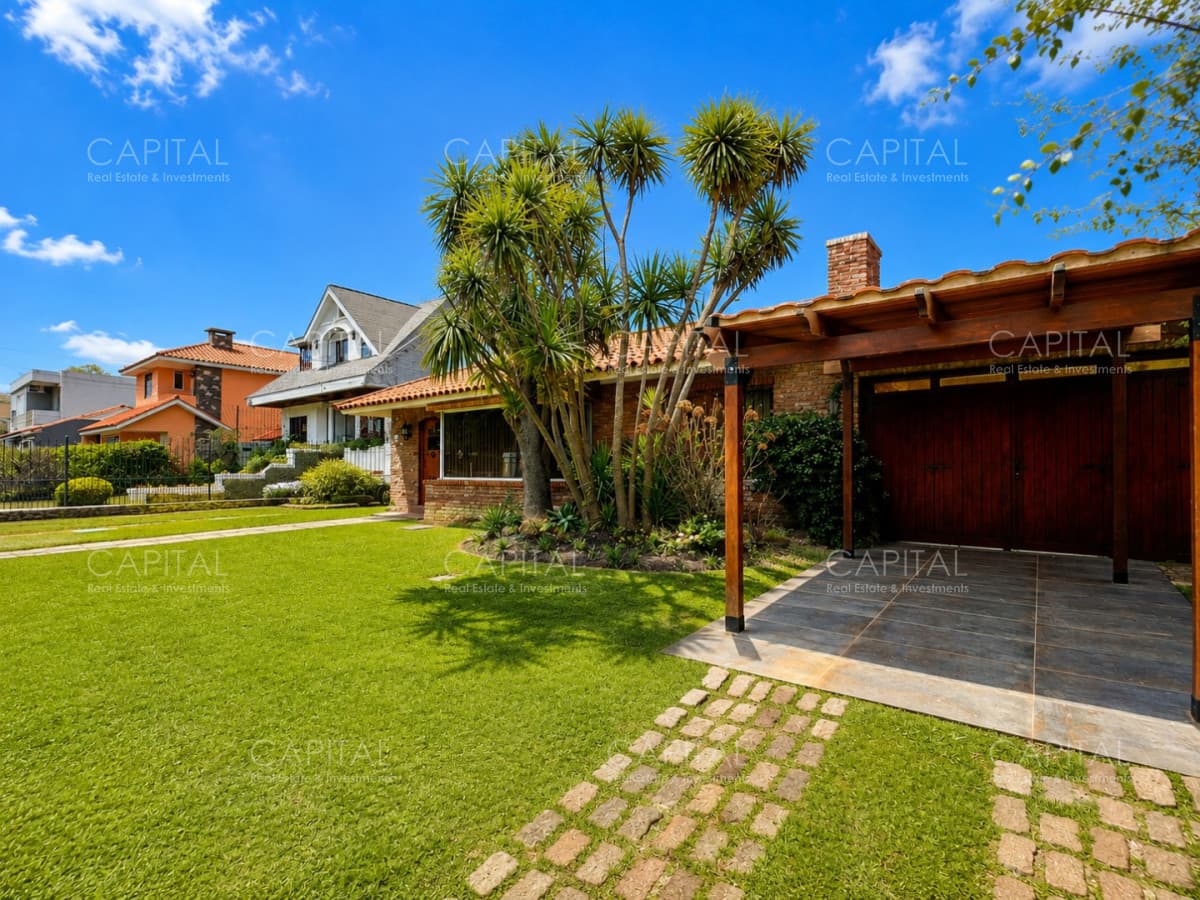 Casa de cuatro dormitorios y dependencia de servicio en venta zona Punta Gorda