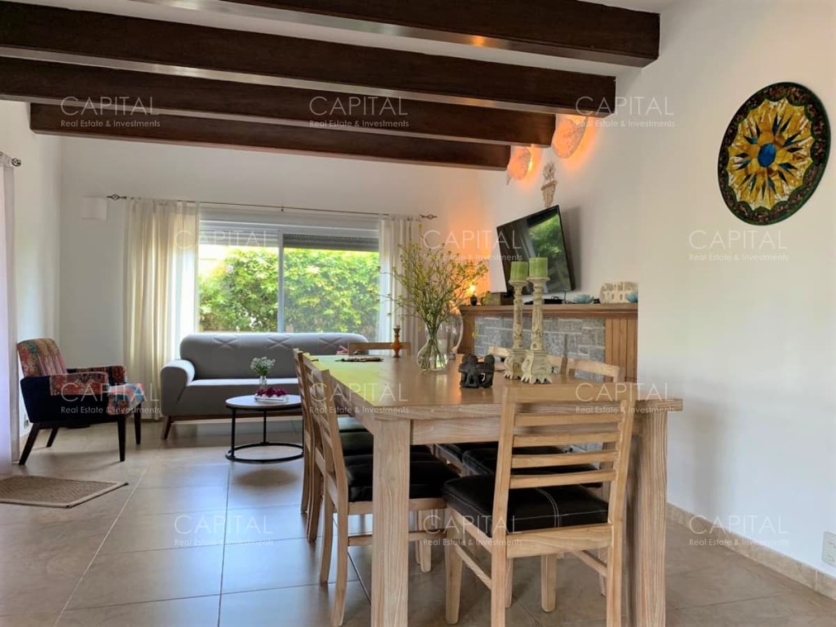 Casa en la Península de Punta del Este en Venta - Seis Dormitorios y Piscina
