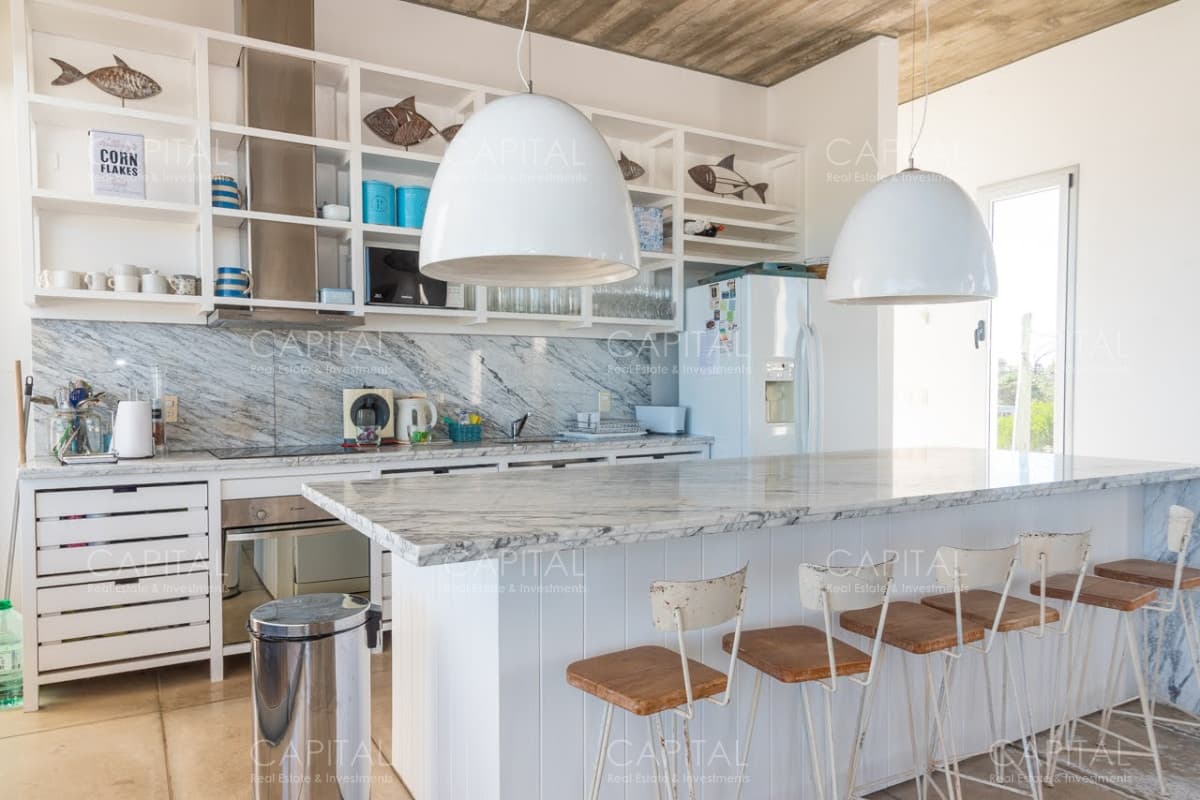 Casa en Venta De  Cuatro Dormitorios mas Dependencia en Jose Ignacio