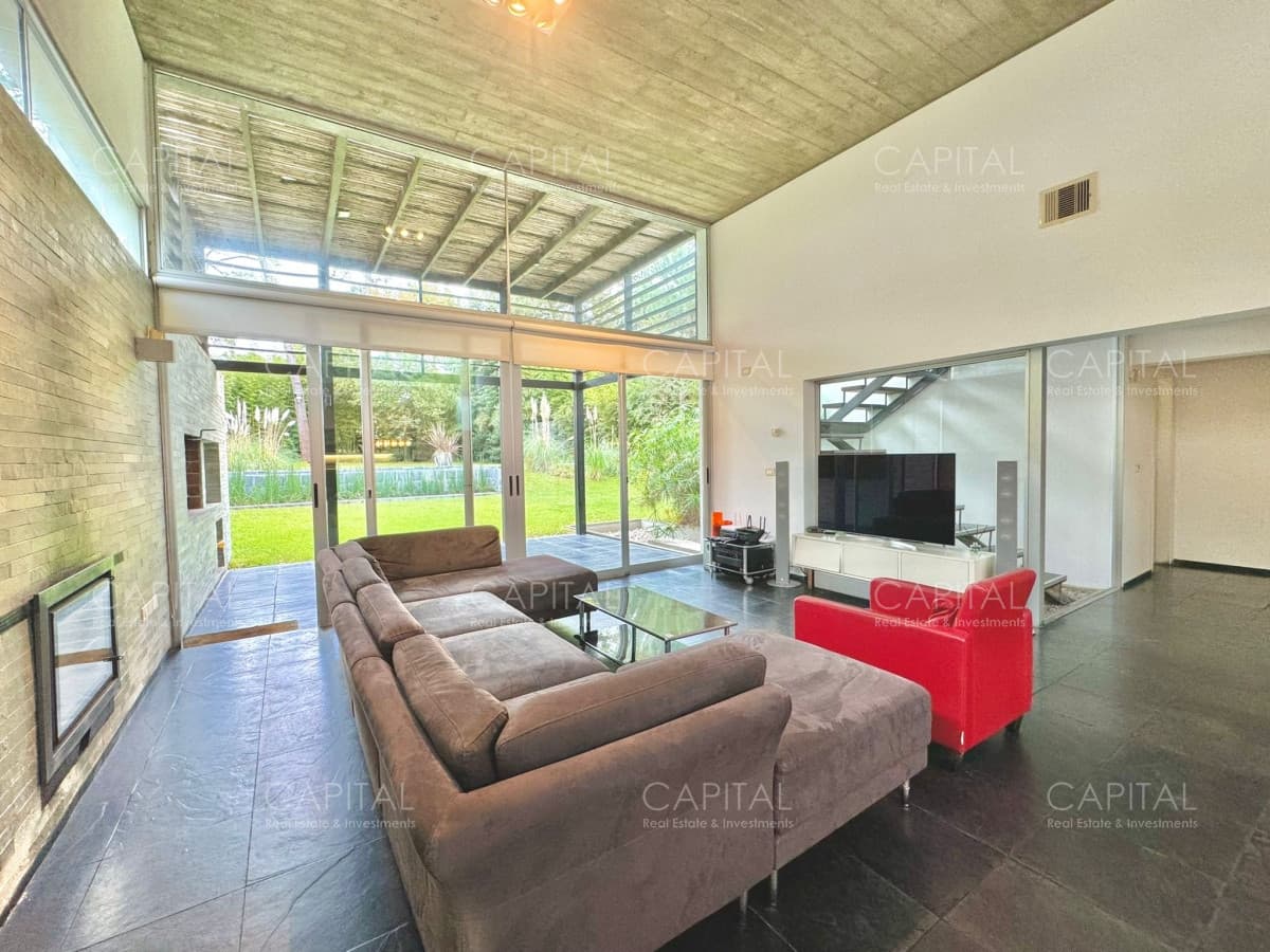 Moderna Casa San Rafael en Venta