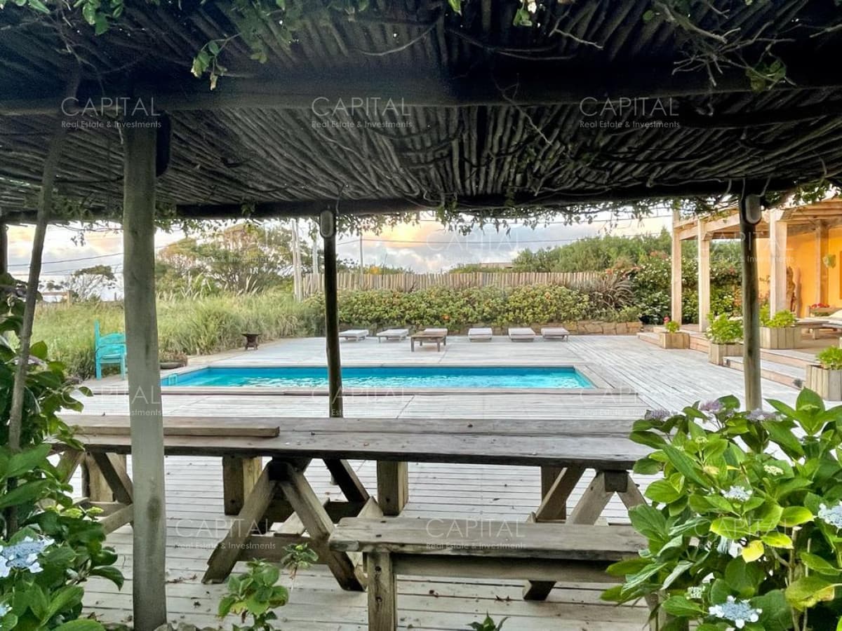 Casa en venta primera linea frente al mar en Altos de Punta Piedra