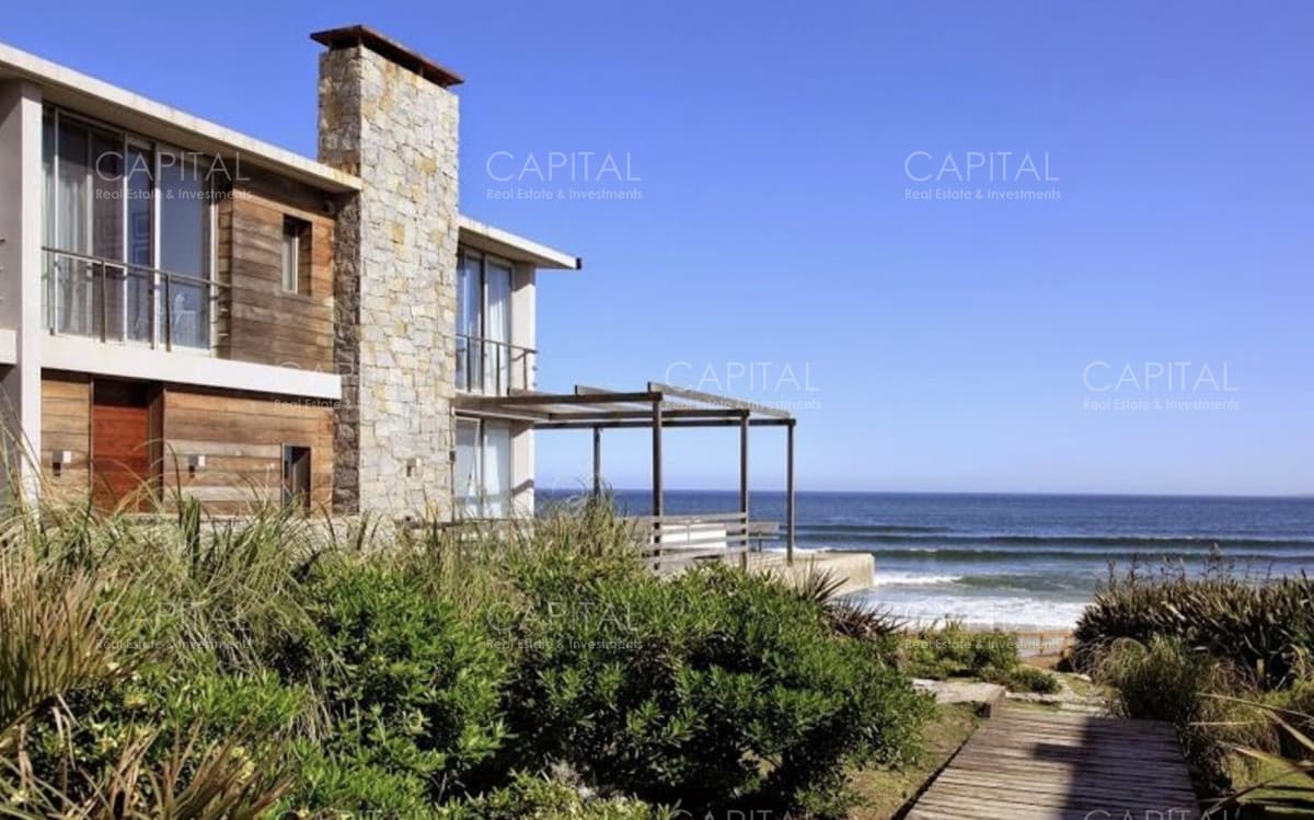 Espectacular Casa Frente al Mar en La Barra en Alquiler