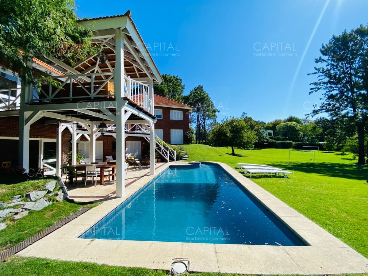 Casa en Venta Cinco Suites + Dos Dependencia de Servicio