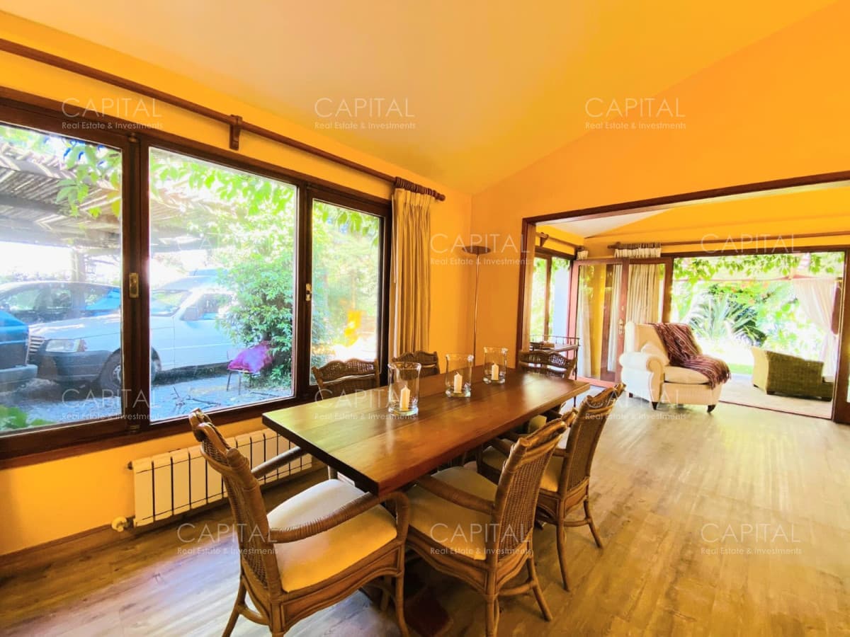 Casa de cuatro dormitorios y piscina en Punta del Este en Venta.