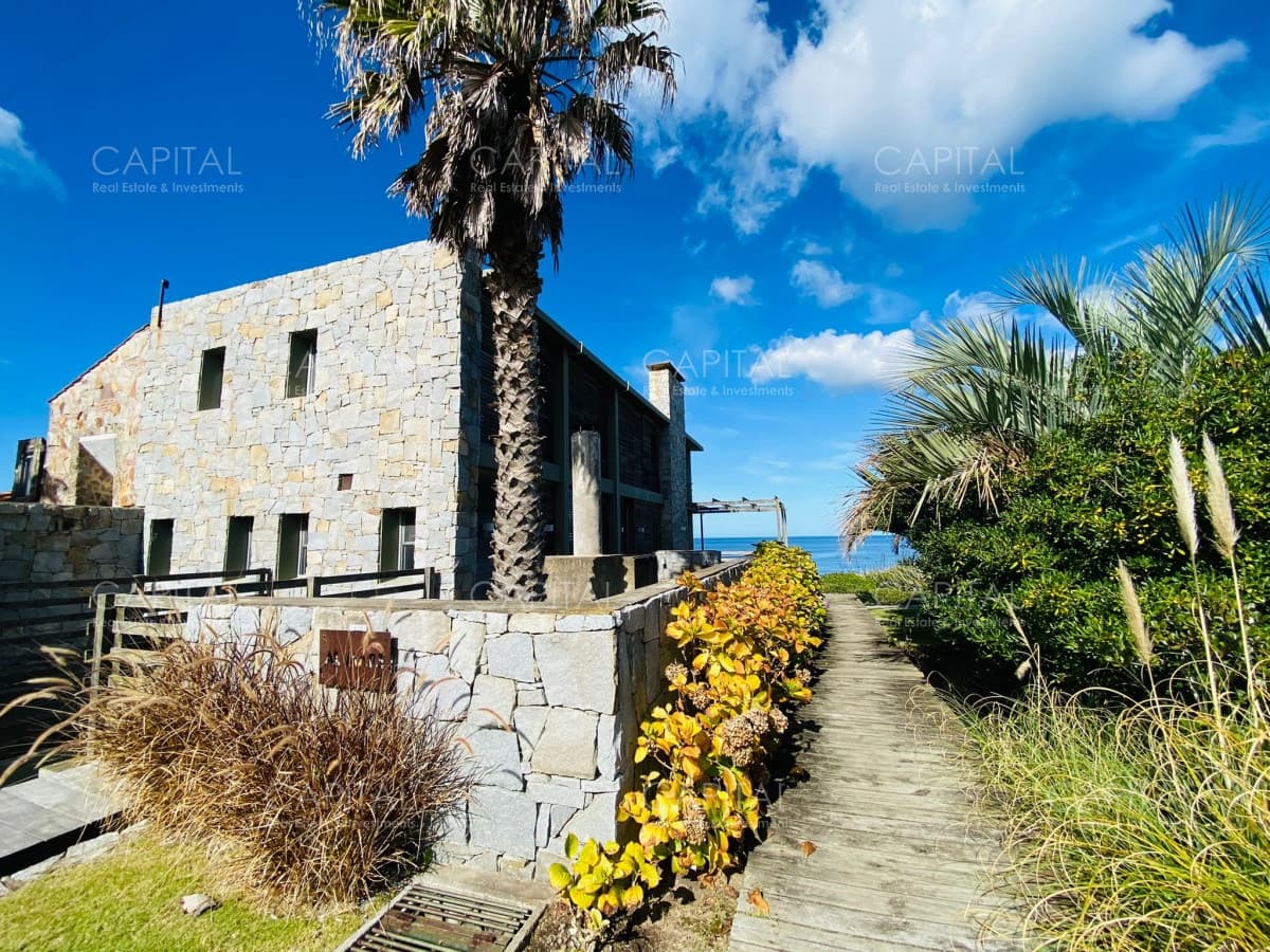 Espectacular Casa Frente al Mar en La Barra en Alquiler