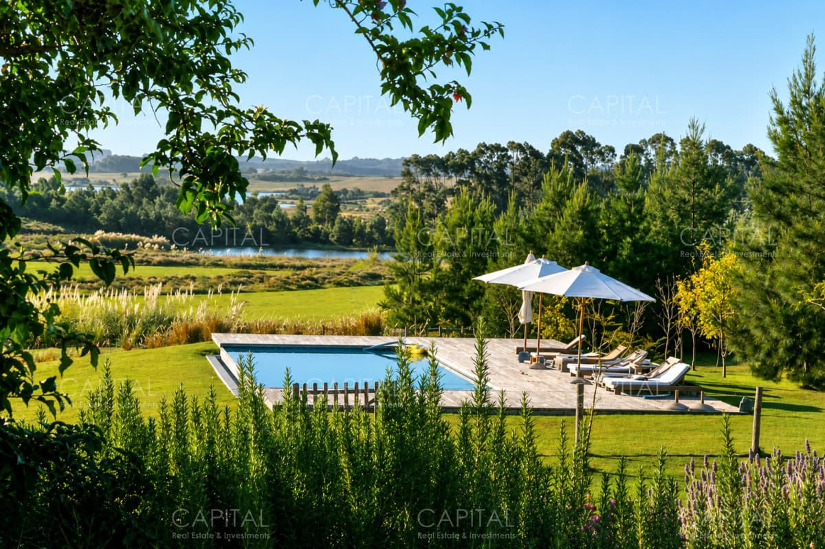 Chacra espectacular en Manantiales con 8 suites y dependencia