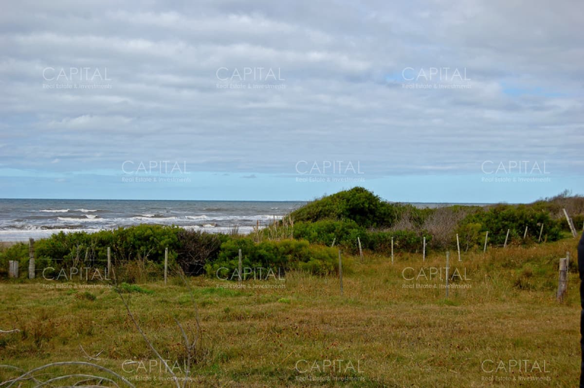 Fracción de aprox. 60 Has, con 500 m de frente en primera línea a costa Atlántica.-