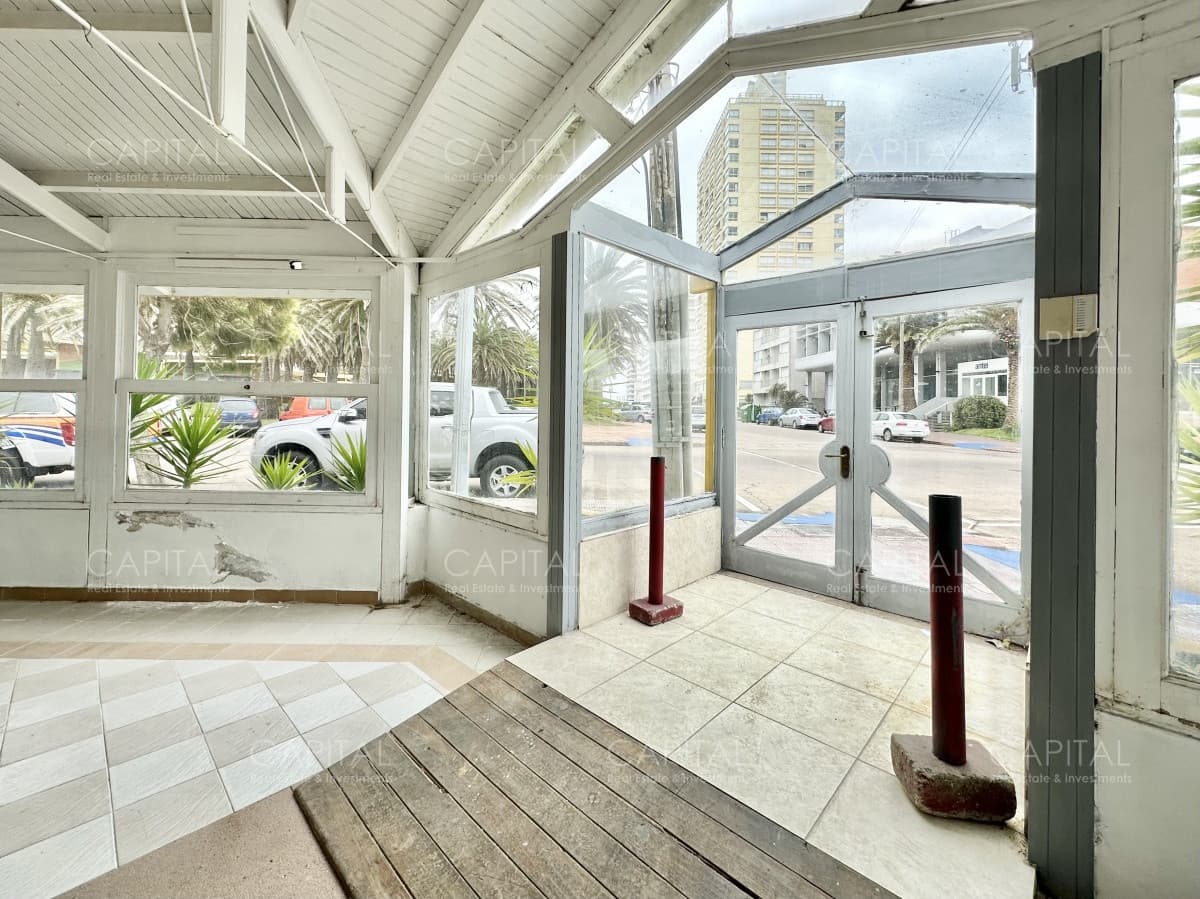 Local en venta y alquiler anual, Peninsula, Punta del Este.