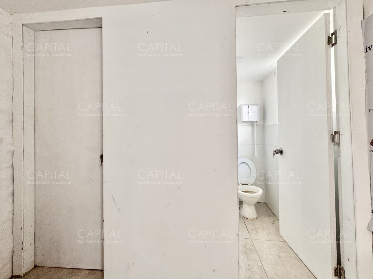 Local comercial en alquiler anual sobre avenida principal, Punta del Este.