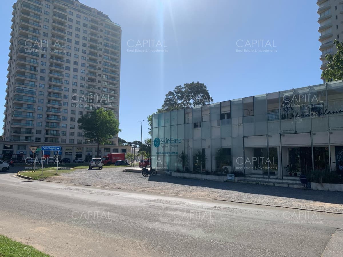 Local en Venta sobre Pedragosa Sierra y Av Roosevelt