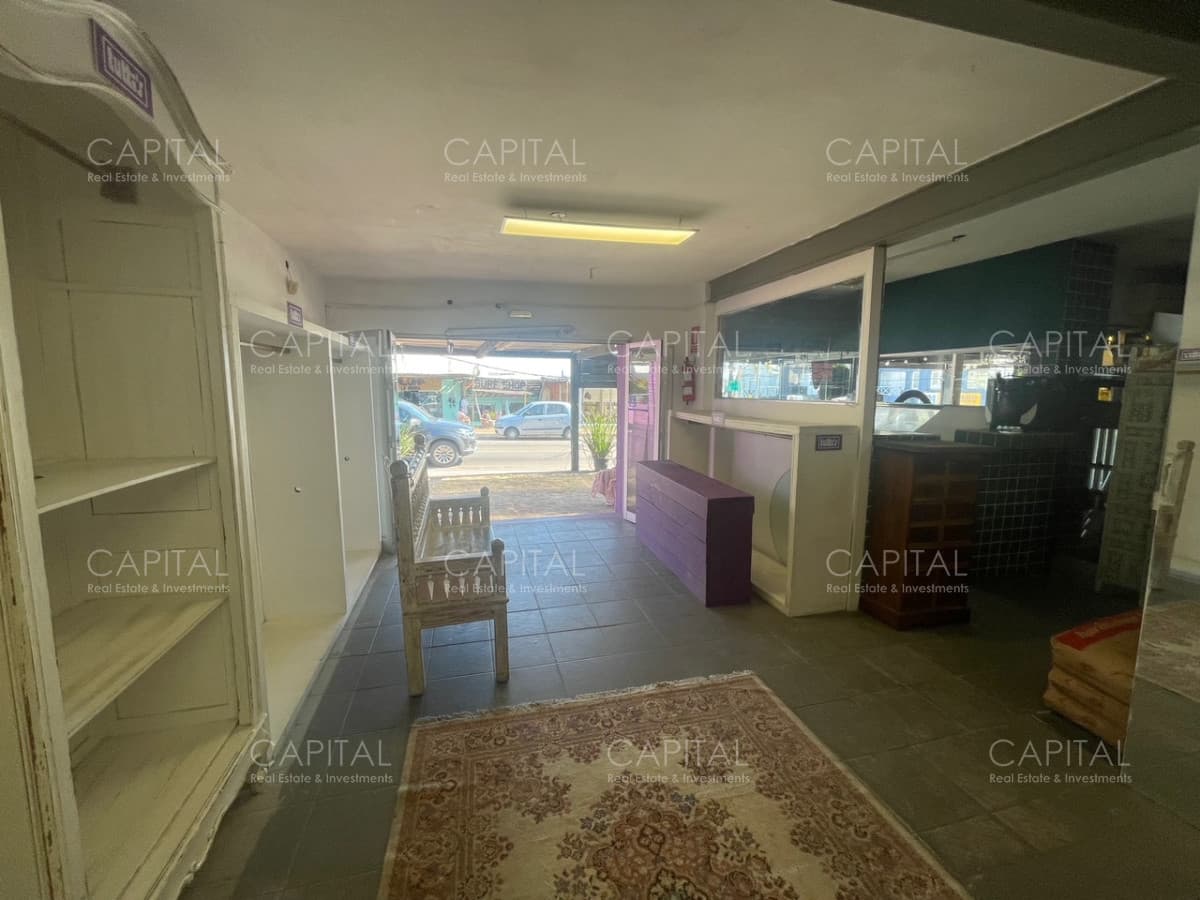 Local comercial en el corazón de La Barra sobre Ruta 10