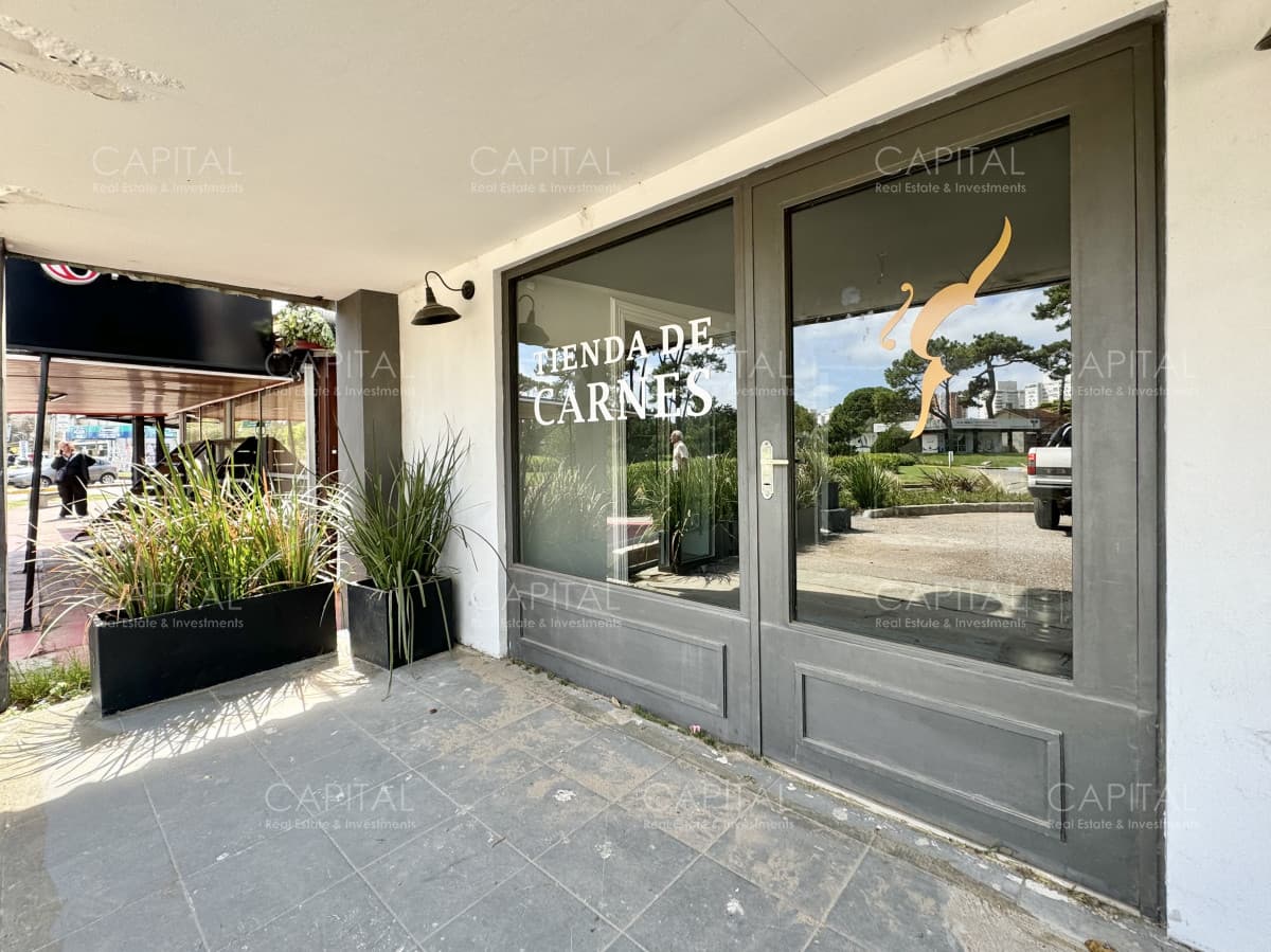 Local comercial en alquiler anual sobre avenida principal, Punta del Este.