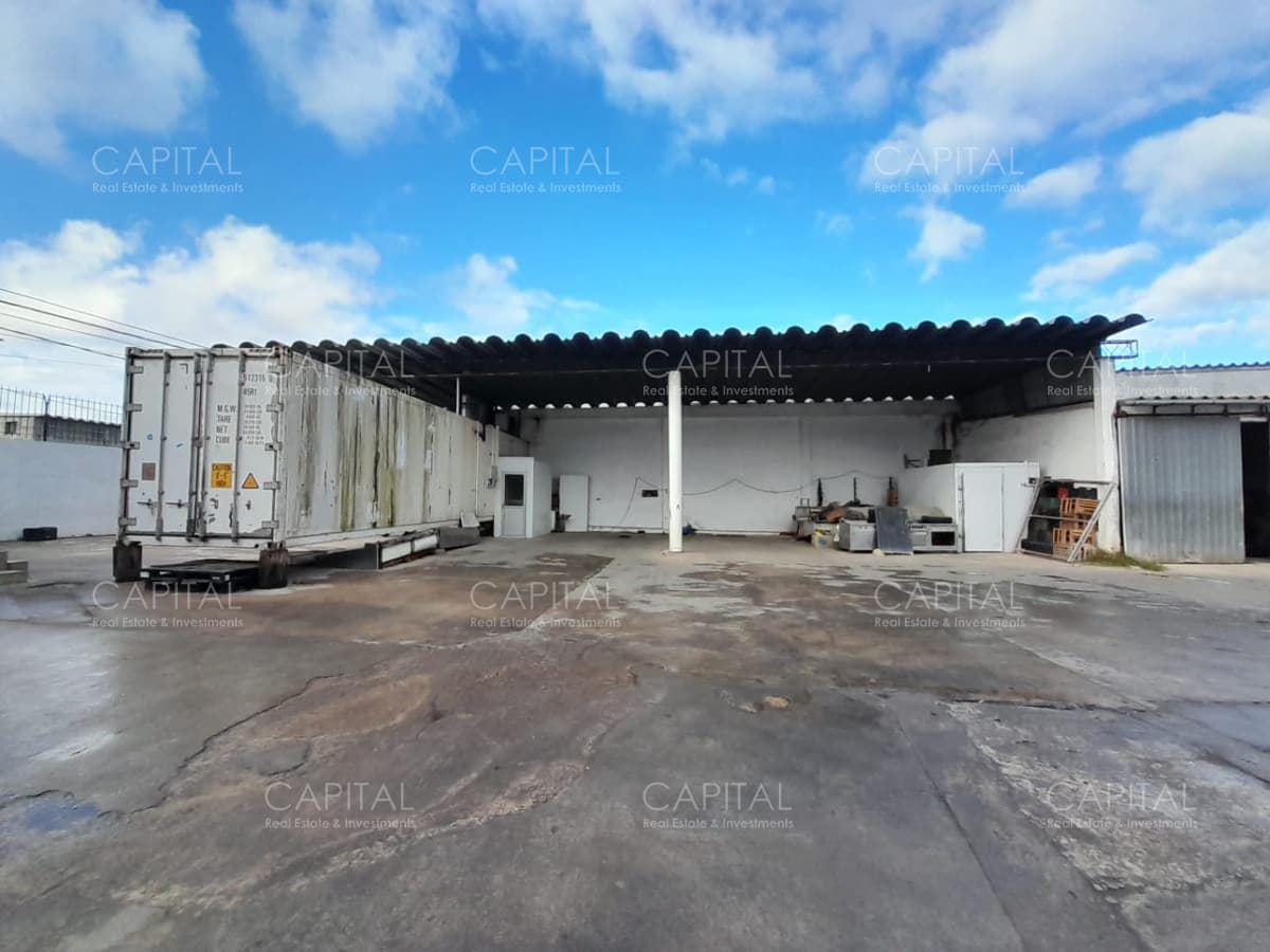 Local comercial con cámaras de frío ideal para distribuidora en Maldonado