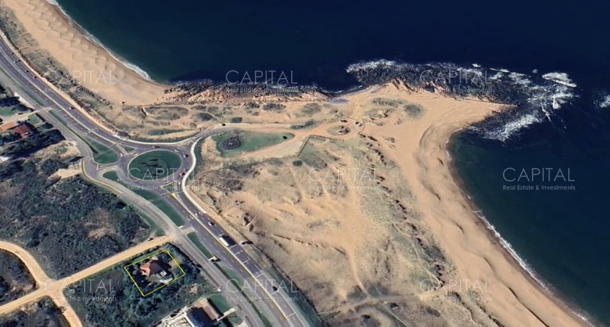 Lote primera fila en Playa Mansa de Punta del Este en Venta