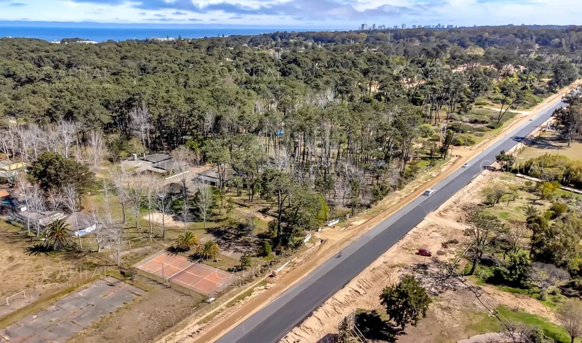 Lote en venta en Rincón del Indio, Punta del Este a metros de La Barra ideal para inversionistas, barrio privado o edificio.