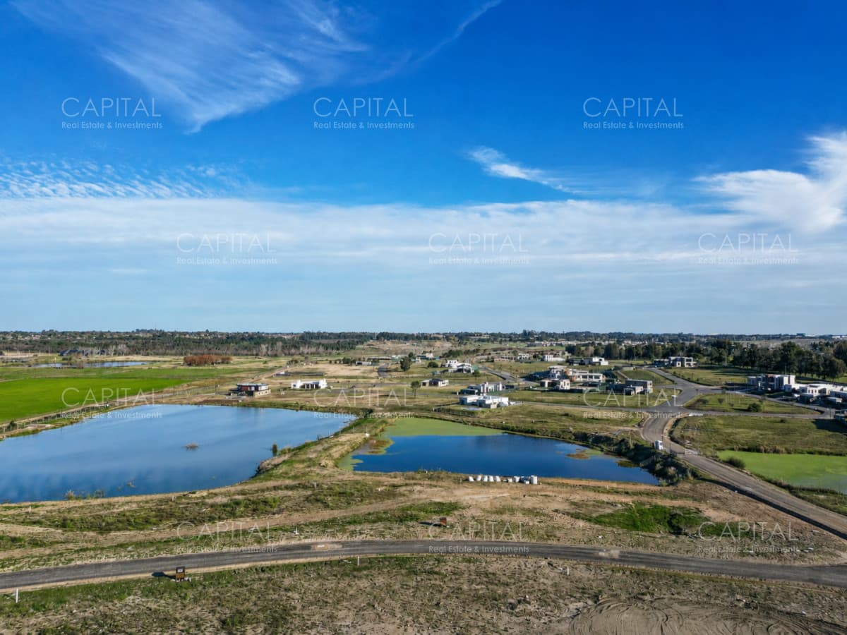 Terreno en venta en Cavas de La Tahona con vista a laguna