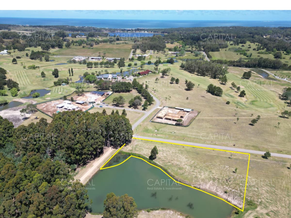 Terreno en venta sobre laguna en Pueblo Mio Golf barrio cerrado Manantiales