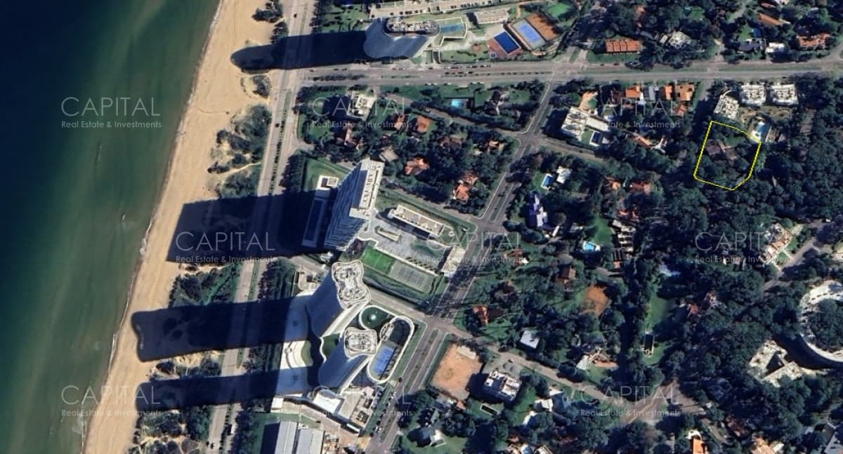 Lote en Playa Mansa apto para edificio en Punta del Este