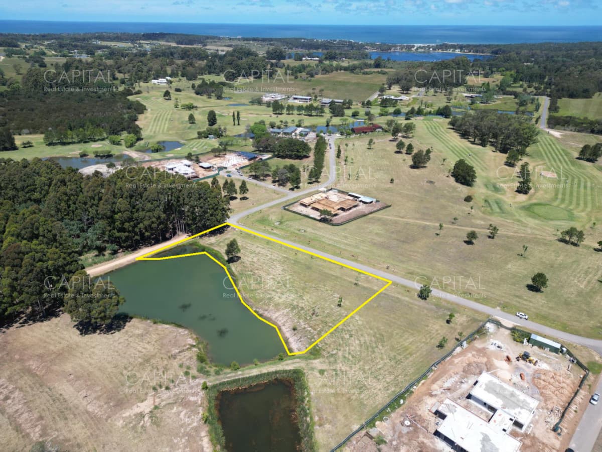 Terreno en venta sobre laguna en Pueblo Mio Golf barrio cerrado Manantiales