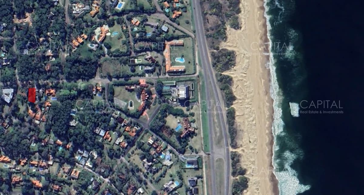 Lote en venta de tres cuadras de Playa Brava Punta del Este