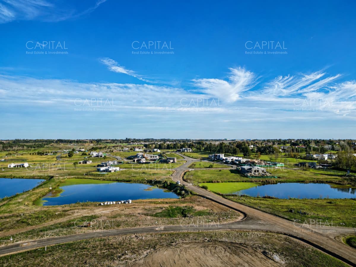 Terreno en venta en Cavas de La Tahona con vista a laguna
