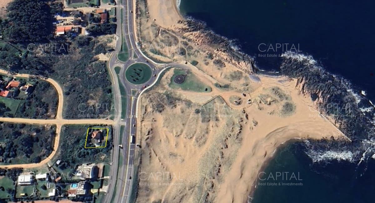 Lote primera fila en Playa Mansa de Punta del Este en Venta